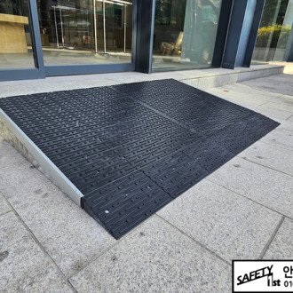 강남 nali 매장출입구 장애인 휠체어 경사로 설치