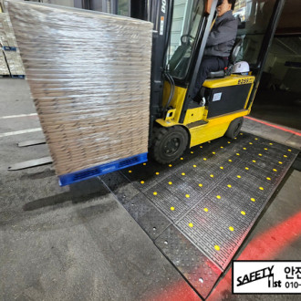 파주 물류 창고에  지게차 경사로 발판 설치 사례