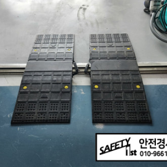 의정부 더 리브 센텀스퀘어 지식산업센터에  입식 지게차용  이동식  방화 문턱 고무발판 경사로 설치