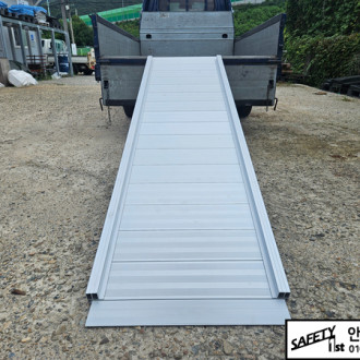 트럭 적재용 상하차 이동식 알루미늄 경사로 설치