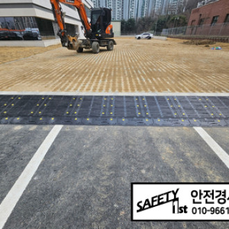 고급 세단 같은 낮은 차량을 위한 경계석 차량 진입판 설치