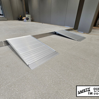 기아 축복 대리점 전시실 알루미늄 이동식 차량용 경사로 설치 사례