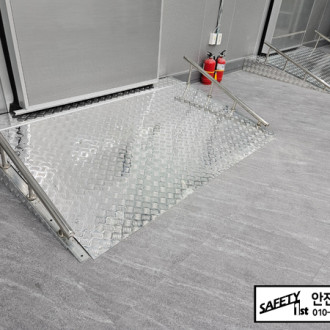 마켓컬리 냉동창고에 알루미늄 체크판 경사로 설치