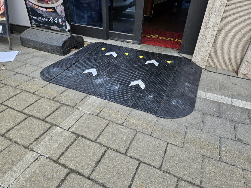 남양주 다산 장애인자립생활센터 주차공간 있는 점포에 고무경사로 설치