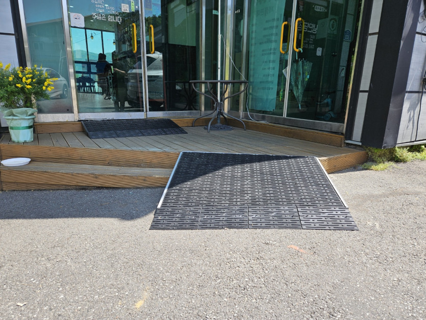 남양주 다산 장애인자립생활센터 점포 앞 계단에 경사로를 설치