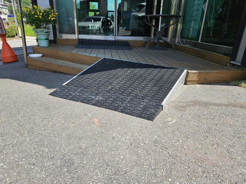 남양주 다산 장애인자립생활센터 점포 앞 계단에 경사로를 설치