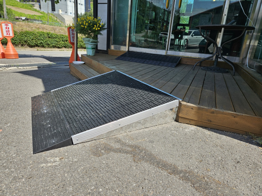 남양주 다산 장애인자립생활센터 점포 앞 계단에 경사로를 설치
