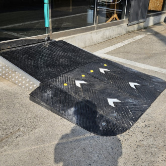 남양주 다산 장애인자립생활센터 점포 앞 주차공간에 고무경사로 설치