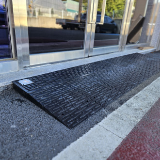 화성시 아르딤복지관 점포 출입문에 문턱 경사로 설치