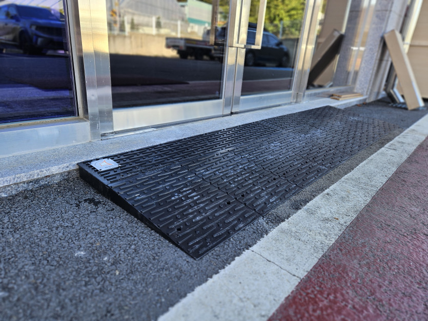 화성시 아르딤복지관 점포 출입문에 문턱 경사로 설치