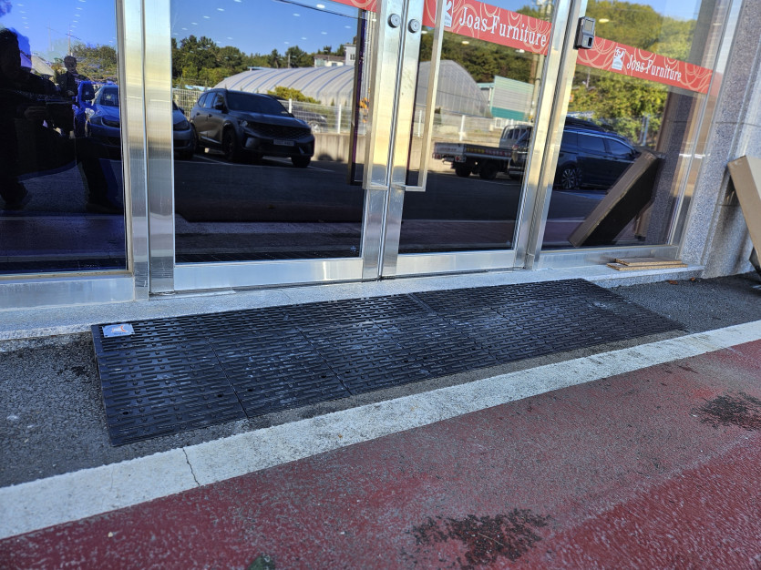 화성시 아르딤복지관 점포 출입문에 문턱 경사로 설치