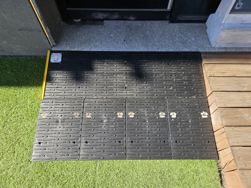 화성시 아르딤복지관 점포출입문 경사로를 설치