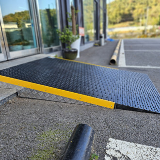 화성시 아르딤복지관 점포 앞 계단에 장애인 휠체어 경사로 설치