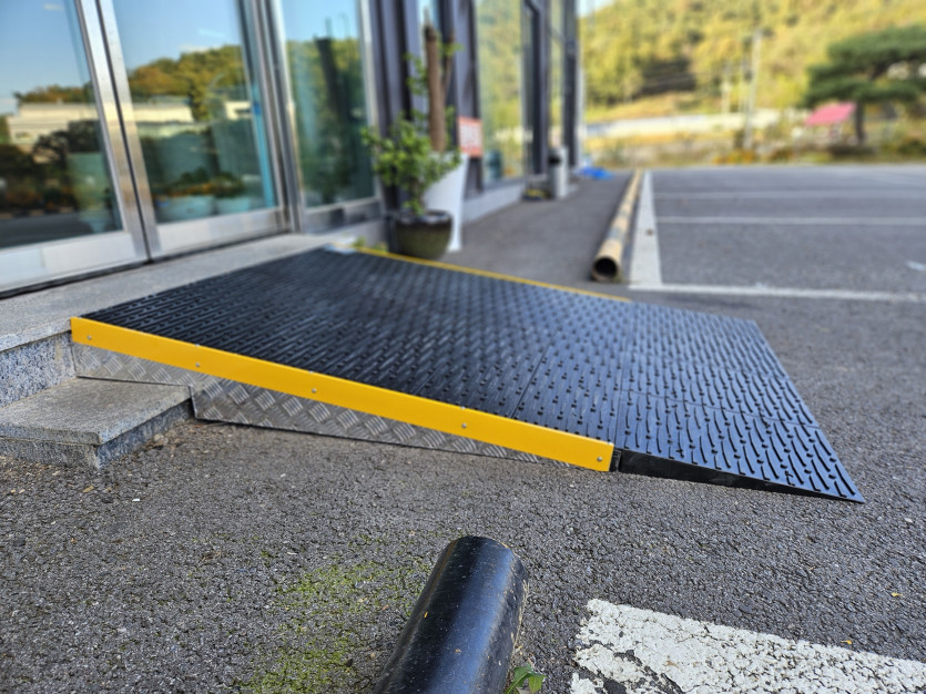 화성시 아르딤복지관 점포 앞 계단에 장애인 휠체어 경사로 설치