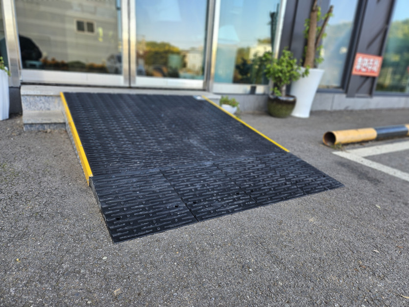 화성시 아르딤복지관 점포 앞 계단에 장애인 휠체어 경사로 설치