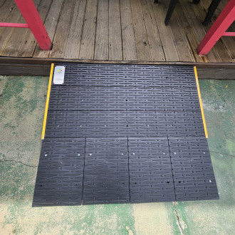 의왕시 희망나래장애인복지관 : 점포 앞 데크턱에 경사로를 설치