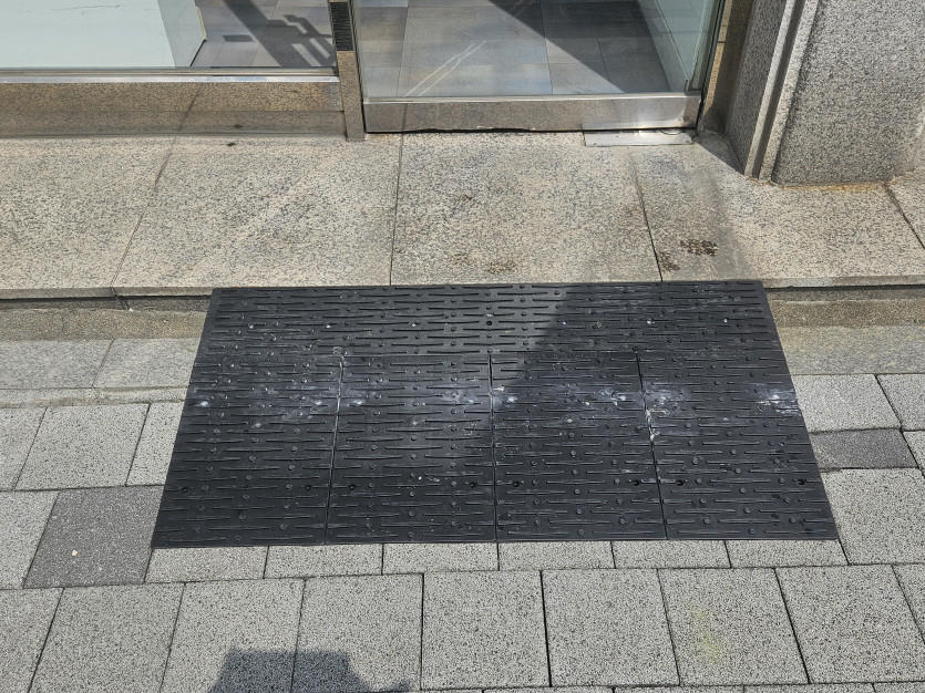 의왕시 희망나래장애인복지관 : 상가 점포 문턱 고무 발판