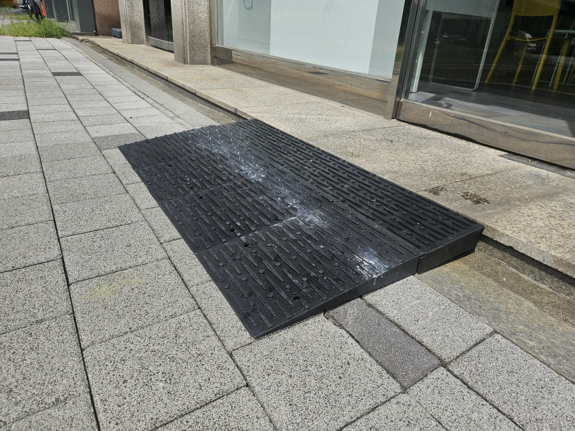 의왕시 희망나래장애인복지관 : 상가 점포 문턱 고무 발판