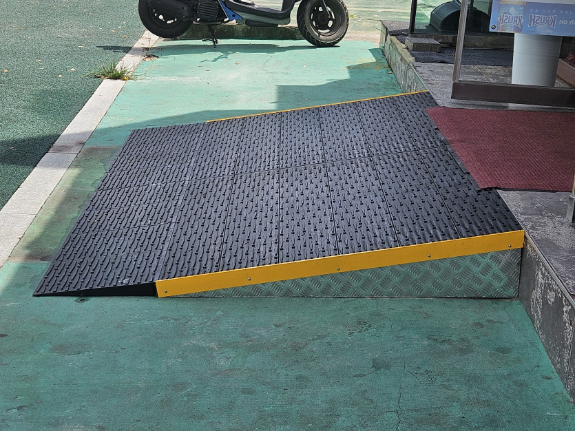 의왕시 희망나래장애인복지관 : 상가 점포 장애인 휠체어 경사로