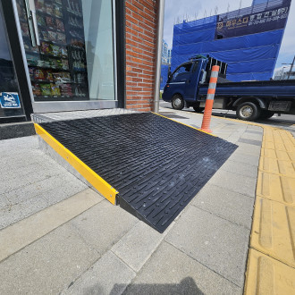 의왕시 희망나래장애인복지관 :  편의점 앞 좁은 인도에 경사 발판 설치