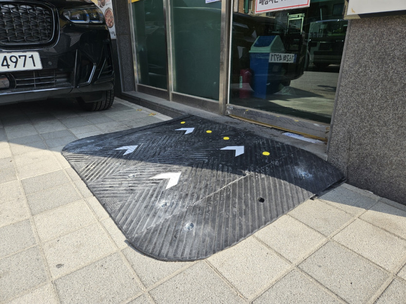 남양주 다산 장애인자립생활센터 : 점포 상가 앞 고무 발판 경사로
