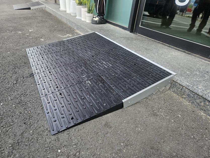 남양주 다산 장애인자립생활센터 : 점포 앞 경사 발판 설치