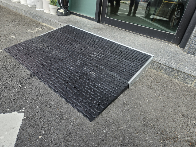 남양주 다산 장애인자립생활센터 : 점포 앞 경사 발판 설치