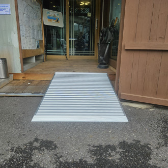 남양주 다산 장애인자립생활센터 : 점포 앞 이동식 알루니늄 경사 발판 설치
