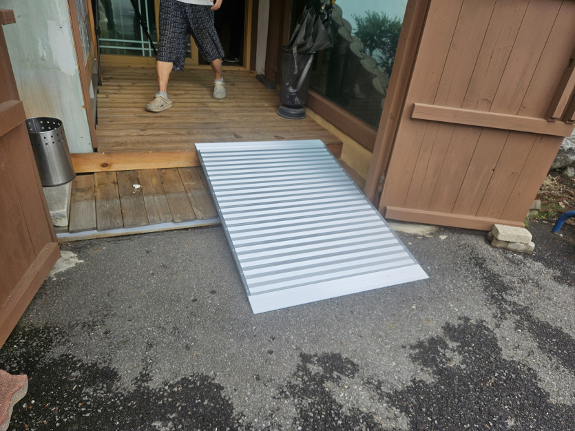 남양주 다산 장애인자립생활센터 : 점포 앞 이동식 알루니늄 경사 발판 설치