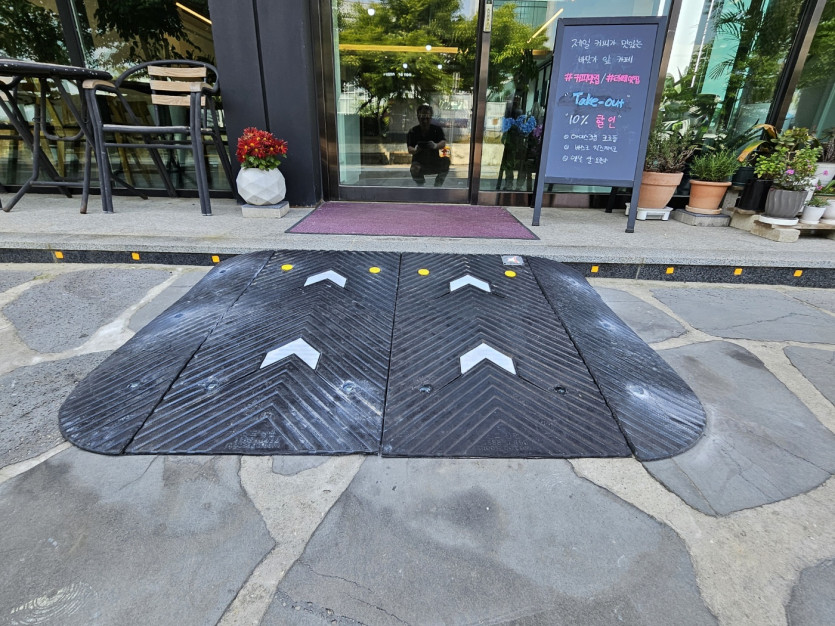 화성시 아르딤복지관 : 점포 앞 고무 경사로 발판 설치