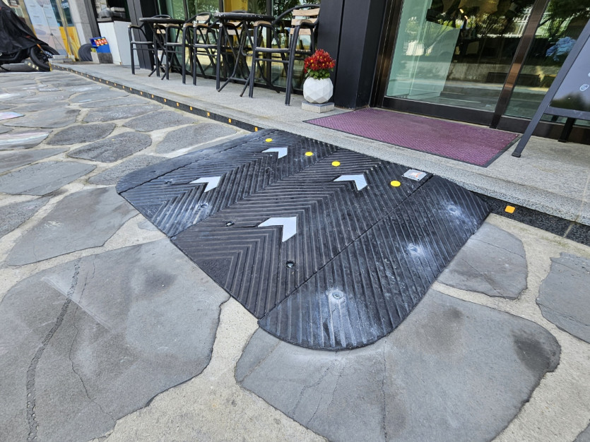 화성시 아르딤복지관 : 점포 앞 고무 경사로 발판 설치