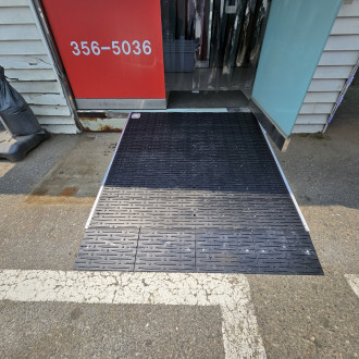 화성시 아르딤복지관 : 매장 앞 단차 경사로 설치