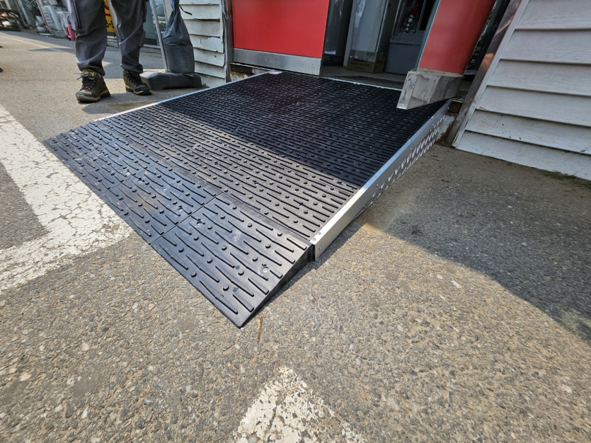 화성시 아르딤복지관 : 매장 앞 단차 경사로 설치