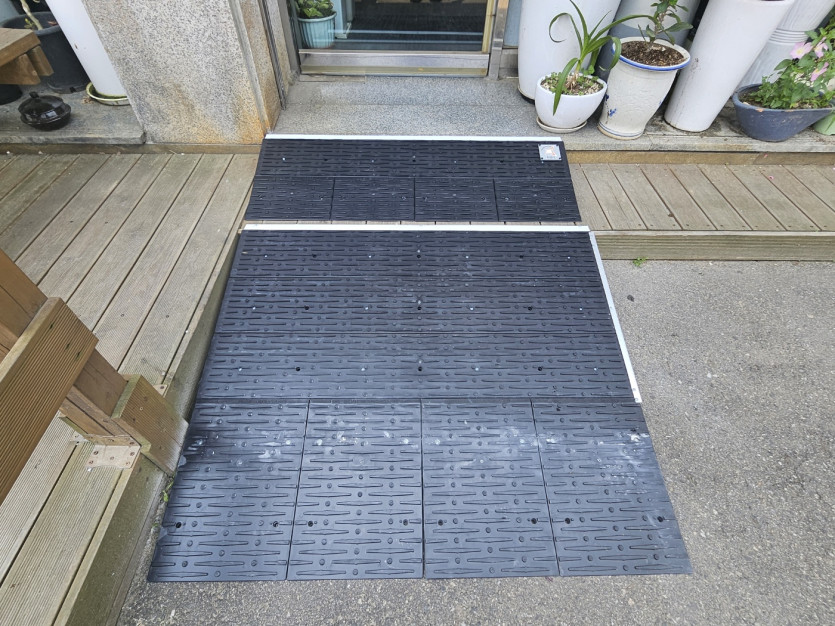 화성시 아르딤복지관 : 매장 앞 2중 단차에 장애인 경사판 설치