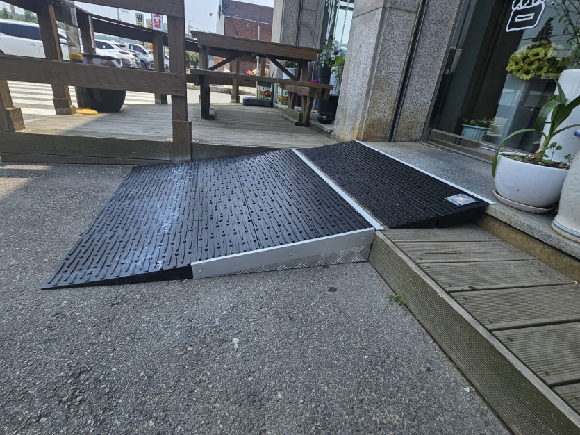 화성시 아르딤복지관 : 매장 앞 2중 단차에 장애인 경사판 설치