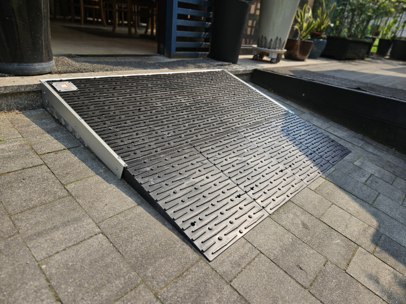 화성시 아르딤복지관 : 매장 앞 장애인 램프를 설치