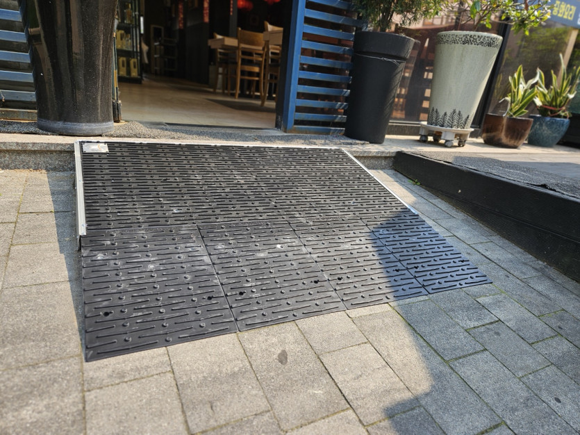 화성시 아르딤복지관 : 매장 앞 장애인 램프를 설치