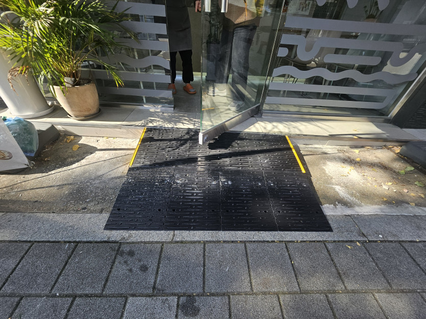 부천시 장애인종합복지관 : 장애인 슬로프 설치