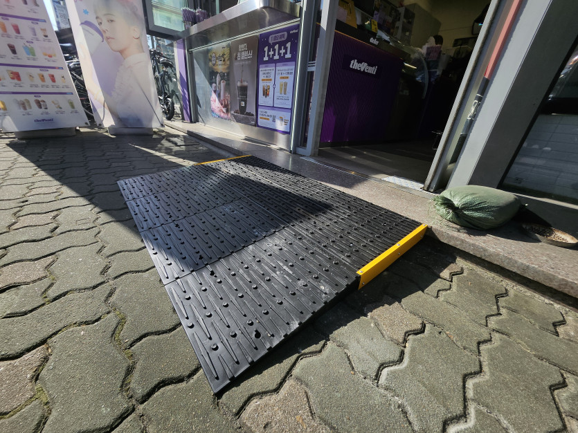 부천시 장애인종합복지관 : 장애인 진입판 설치