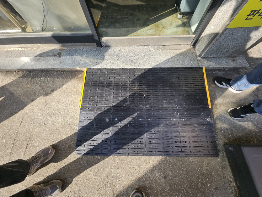 부천시 장애인종합복지관 : 전동 휠체어 경사로 설치