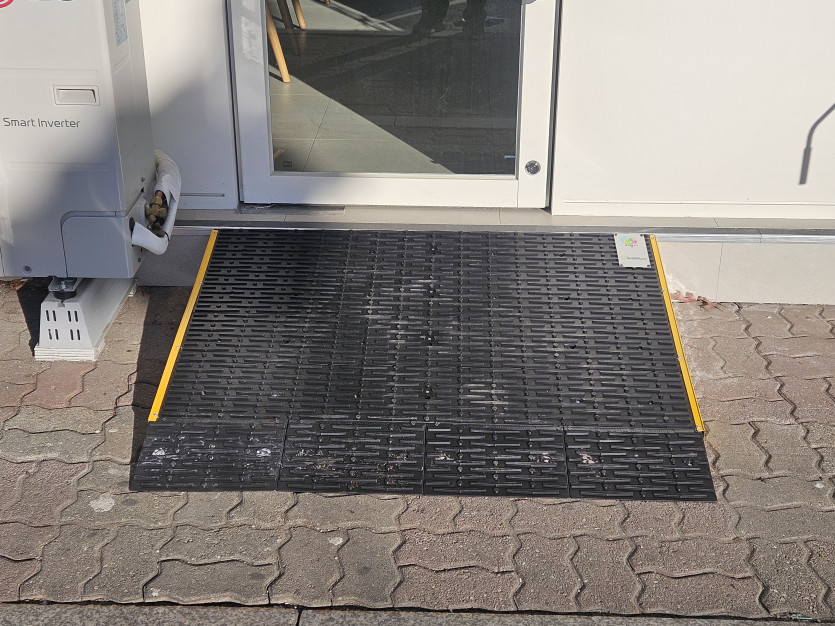 의왕시 희망나래장애인복지관 : 장애인 램프 설치