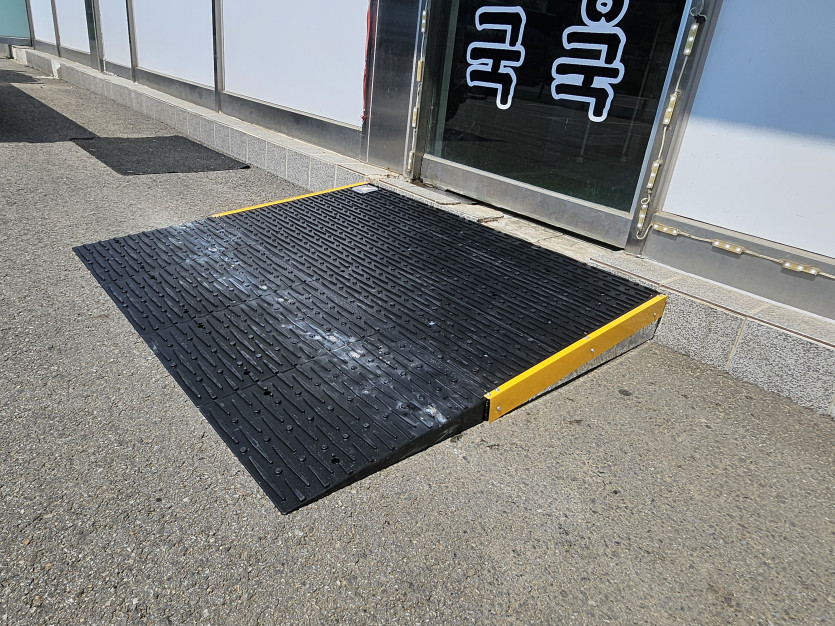 화성시 아르딤복지관 : 경사판 설치