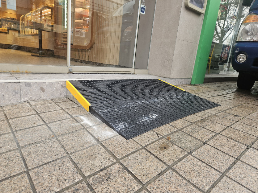 부천시 장애인종합복지관 : 점포 진입판 설치