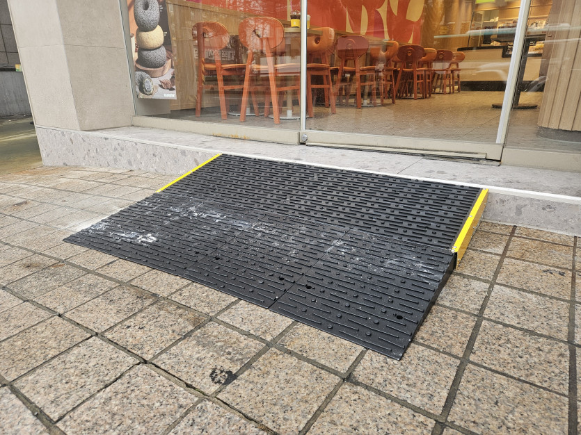 부천시 장애인종합복지관 : 점포 진입판 설치