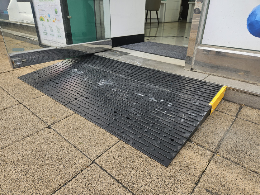 부천시 장애인종합복지관 : 출입구 경사로 설치