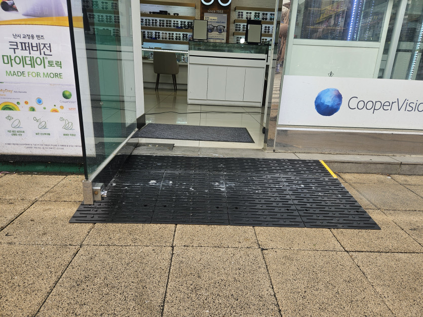 부천시 장애인종합복지관 : 출입구 경사로 설치