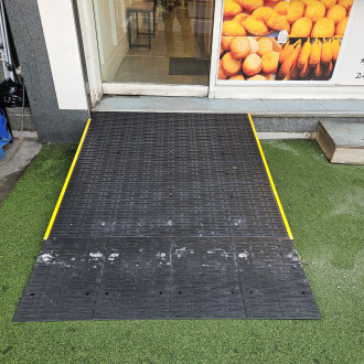 부천시 장애인종합복지관 : 휠체어 경사판 설치