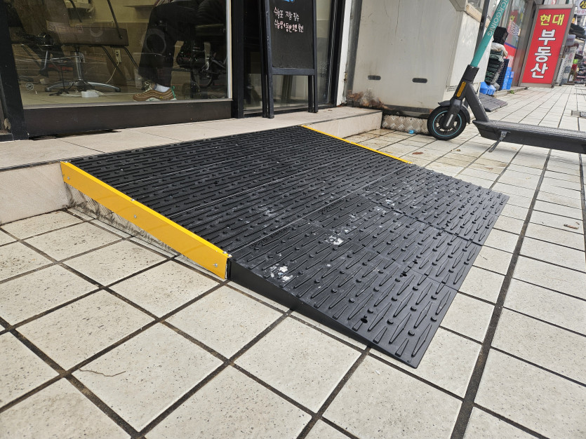 부천시 장애인종합복지관 : 휠체어 램프 설치