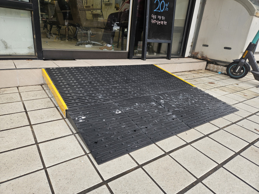 부천시 장애인종합복지관 : 휠체어 램프 설치