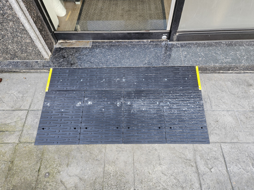 부천시 장애인종합복지관 : 휠체어 진입판 설치